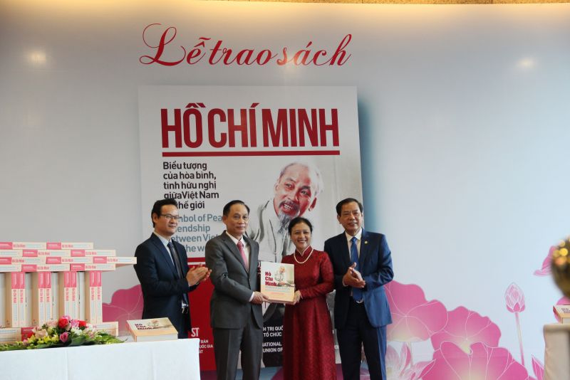 Học viện Ch&iacute;nh trị quốc gia Hồ Ch&iacute; Minh phối hợp với Li&ecirc;n hiệp c&aacute;c tổ chức hữu nghị Việt Nam v&agrave; Li&ecirc;n hiệp c&aacute;c tổ chức hữu nghị tỉnh Nghệ An đ&atilde; trao tặng 120 cuốn s&aacute;ch tư liệu ảnh &ldquo;Hồ Ch&iacute; Minh - Biểu tượng của h&ograve;a b&igrave;nh, t&igrave;nh hữu nghị giữa Việt Nam với Thế giới&rdquo; cho Bộ Ngoại giao