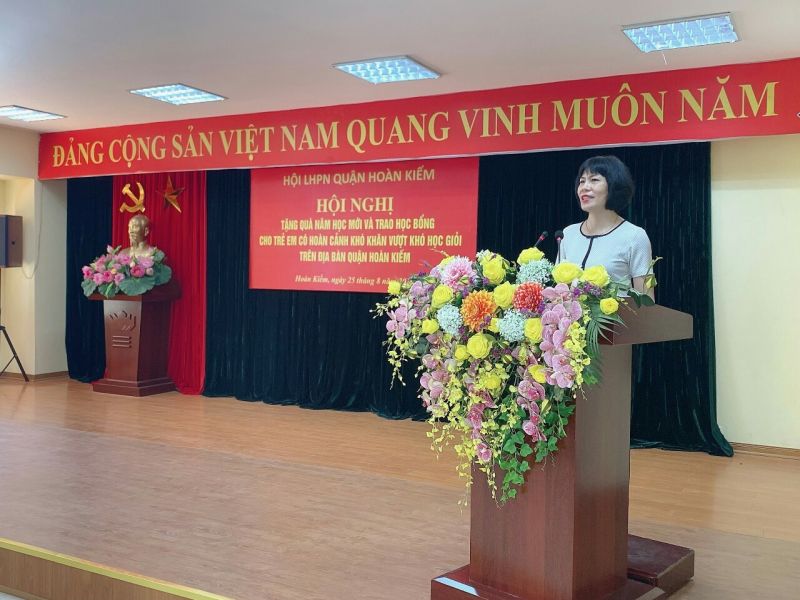 Đồng chí Trịnh Thị Huệ- Quận ủy viên Chủ tịch Hội LHPN quận phát biểu tại hội nghị