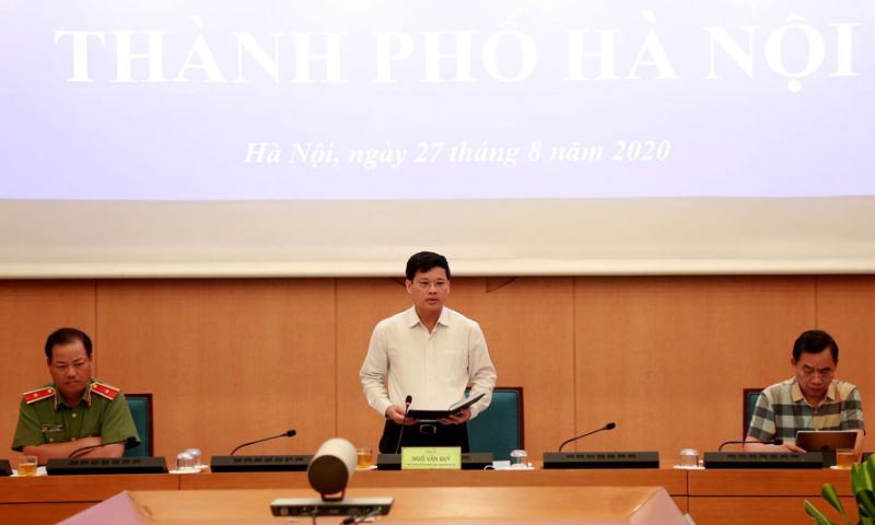 Ph&oacute; Chủ tịch UBND th&agrave;nh phố H&agrave; Nội Ng&ocirc; Văn Qu&yacute; b&aacute;o c&aacute;o tại điểm cầu H&agrave; Nội.