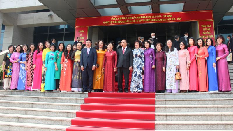 Thủ tướng Ch&iacute;nh phủ chụp ảnh lưu niệm c&ugrave;ng c&aacute;c thế hệ nữ c&aacute;n bộ ngoại giao