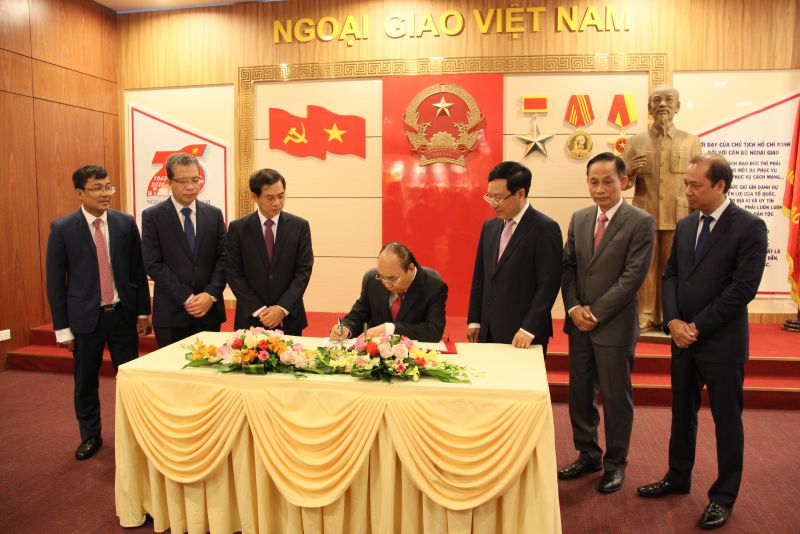 Thủ tướng Ch&iacute;nh phủ Nguyễn Xu&acirc;n Ph&uacute;c đ&atilde; ghi lưu b&uacute;t sổ truyền thống của Nh&agrave; truyền thống Bộ Ngoại giao