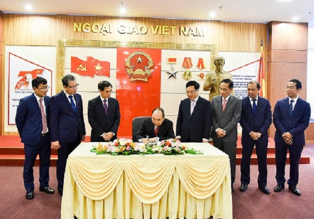 Thủ tướng Nguyễn Xu&acirc;n Ph&uacute;c khai trương Nh&agrave; truyền thống v&agrave; bộ tranh ch&acirc;n dung c&aacute;c Bộ trưởng Ngoại giao.