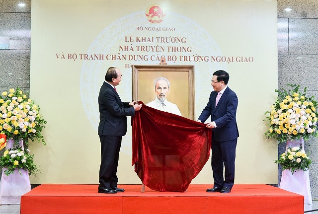 Thủ tướng Nguyễn Xu&acirc;n Ph&uacute;c khai trương Nh&agrave; truyền thống v&agrave; bộ tranh ch&acirc;n dung c&aacute;c Bộ trưởng Ngoại giao Việt Nam.