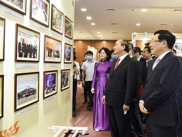 Thủ tướng Nguyễn Xu&acirc;n Ph&uacute;c thăm quan Nh&agrave; truyền thống v&agrave; bộ tranh ch&acirc;n dung c&aacute;c bộ trưởng Ngoại giao c&aacute;c thời kỳ.