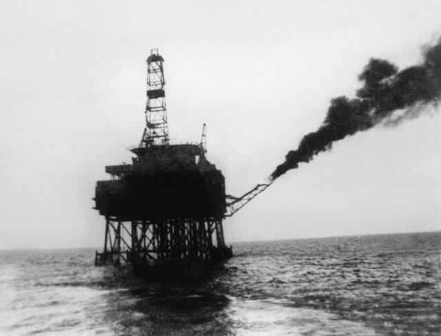 Khai th&aacute;c tấn dầu th&ocirc; đầu ti&ecirc;n ở mỏ Bạch Hổ.