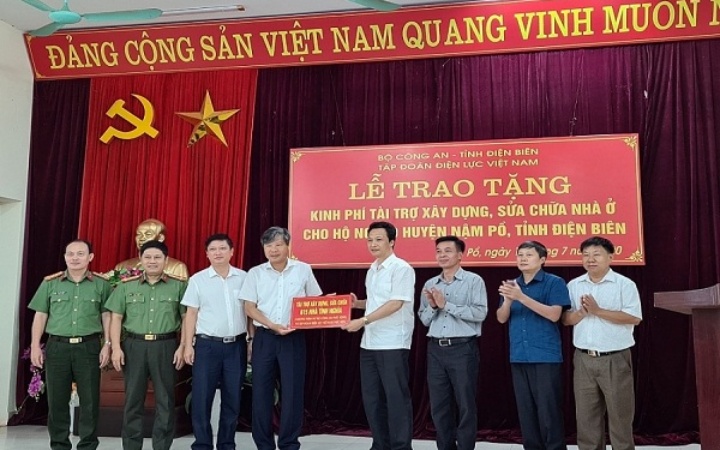 Lãnh đạo EVNNPC tặng kinh phí tài trợ cho chương trình. Lãnh đạo EVNNPC tặng kinh phí tài trợ cho chương trình.