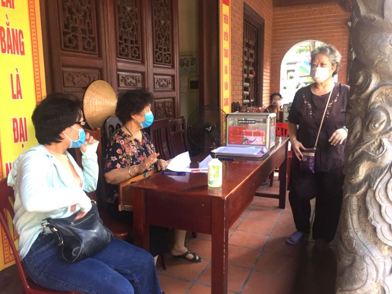 Người dân đi lễ tại chùa Hòe Nhai (quận Ba Đình) chấp hành nghiêm các quy định phòng, chống dịch Covid-19. Người dân đi lễ tại chùa Hòe Nhai (quận Ba Đình) chấp hành nghiêm các quy định phòng, chống dịch Covid-19.