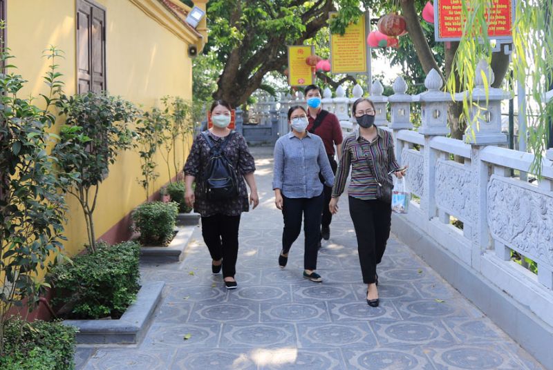 Người dân sử dụng khẩu trang khi đi lễ tại chùa Trấn Quốc (quận Tây Hồ). Ảnh: Đỗ Tâm Người dân sử dụng khẩu trang khi đi lễ tại chùa Trấn Quốc (quận Tây Hồ). Ảnh: Đỗ Tâm