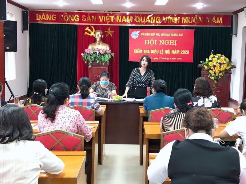 Đồng chí Nguyễn Lệ Hằng - Chủ tịch Hội LHPN quận Hoàng Mai phát biểu tại hội nghị Đồng chí Nguyễn Lệ Hằng - Chủ tịch Hội LHPN quận Hoàng Mai phát biểu tại hội nghị