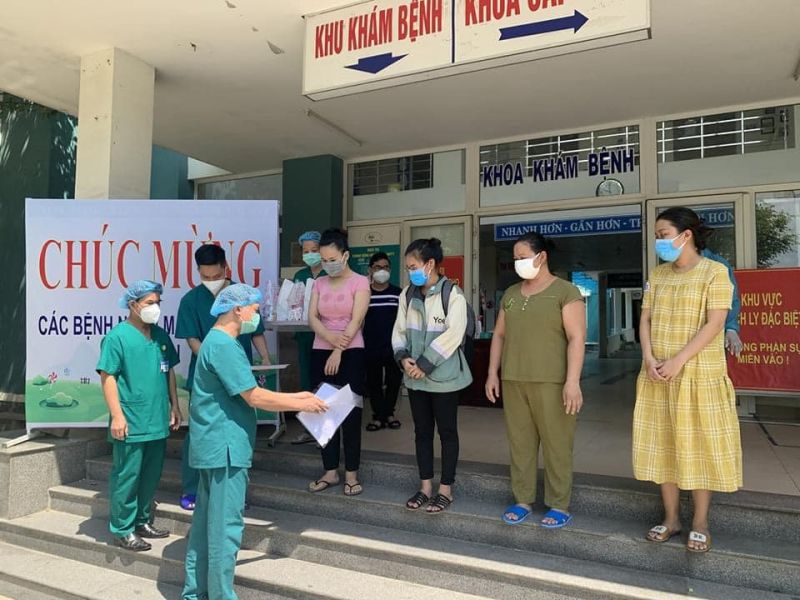 Các bác sĩ trao giấy chứng nhận công bố khỏi bệnh cho các bệnh nhân mắc Covid-19. Các bác sĩ trao giấy chứng nhận công bố khỏi bệnh cho các bệnh nhân mắc Covid-19.