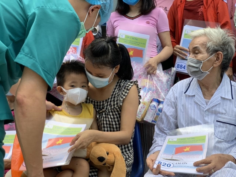 Bác sĩ trao công bố khỏi bệnh cho các bệnh nhân. Bác sĩ trao công bố khỏi bệnh cho các bệnh nhân.