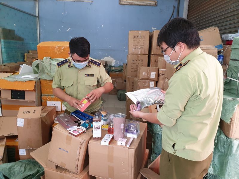 Đội 1 Cục quản lý thị trường TPHCM kiểm tra kho hàng