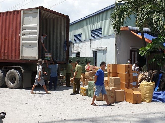 Lực lượng chức năng kiểm tra container, phát hiện nhiều hàng lậu. Lực lượng chức năng kiểm tra container, phát hiện nhiều hàng lậu.