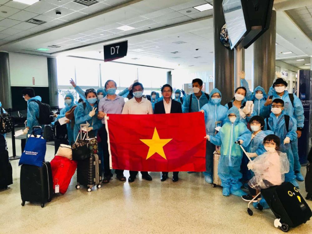 ổng Lãnh sự quán Việt Nam tại Houston đã cử các cán bộ trực tiếp tới sân bay để hỗ trợ công dân hoàn tất các thủ tục và quá trình lên máy bay diễn ra nhanh chóng, an toàn. ổng Lãnh sự quán Việt Nam tại Houston đã cử các cán bộ trực tiếp tới sân bay để hỗ trợ công dân hoàn tất các thủ tục và quá trình lên máy bay diễn ra nhanh chóng, an toàn.