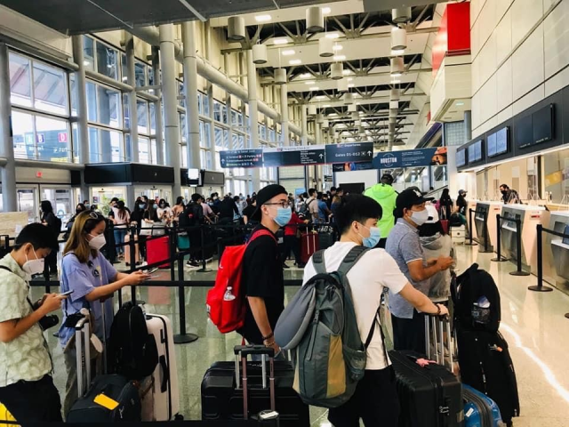 Hành khách trên chuyến bay đến từ nhiều bang ở Hoa Kỳ. Hành khách trên chuyến bay đến từ nhiều bang ở Hoa Kỳ.