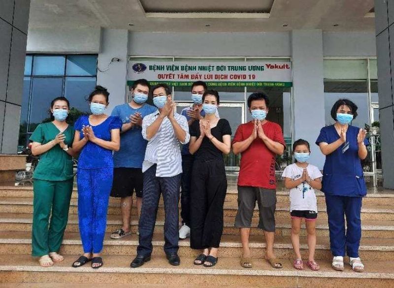 C&aacute;c bệnh nh&acirc;n được c&ocirc;ng bố khỏi bệnh tại BV Bệnh Nhiệt đới TƯ ng&agrave;y 31/8.