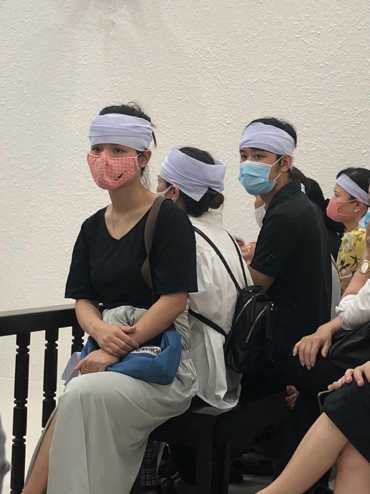 C&aacute;c con của bị hại đau đớn, nấc nghẹn khi nghe HĐXX đọc bản c&aacute;o trạng