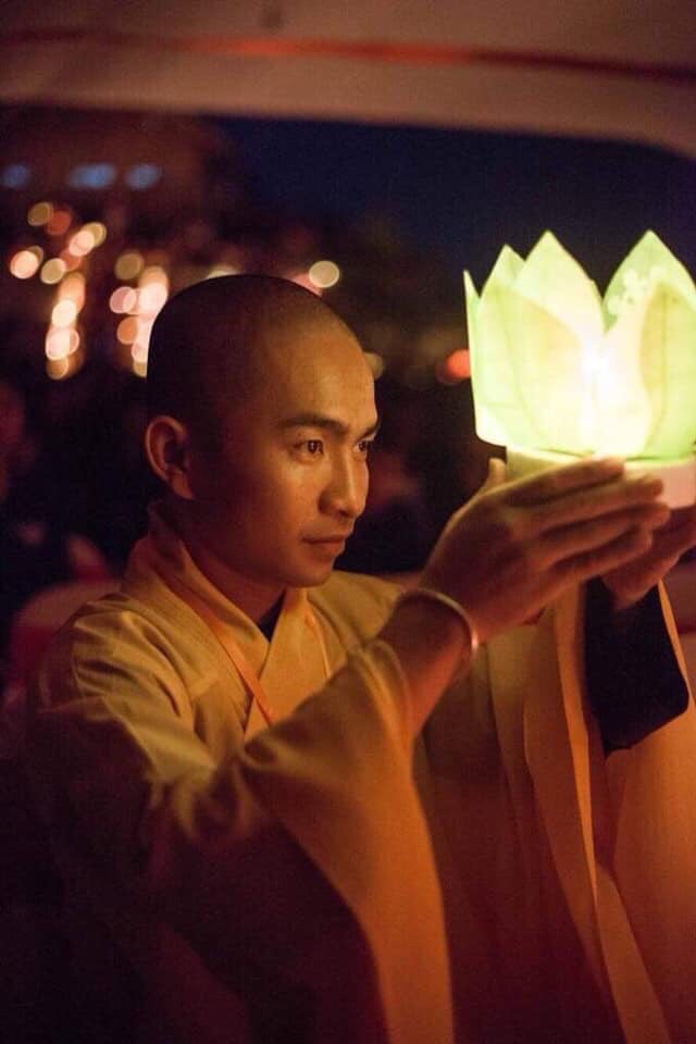 Đại đức Thích Hải An thả đăng nhân lễ Vu Lan