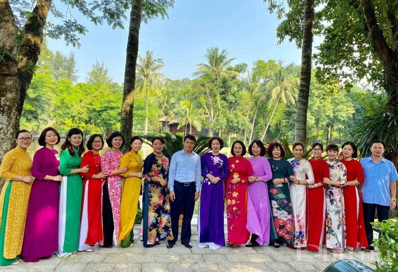 Đoàn cán bộ Hội LHPN Hà Nội chụp ảnh lưu niệm trong khuôn viên Khu di tích Chủ tịch Hồ Chí Minh.