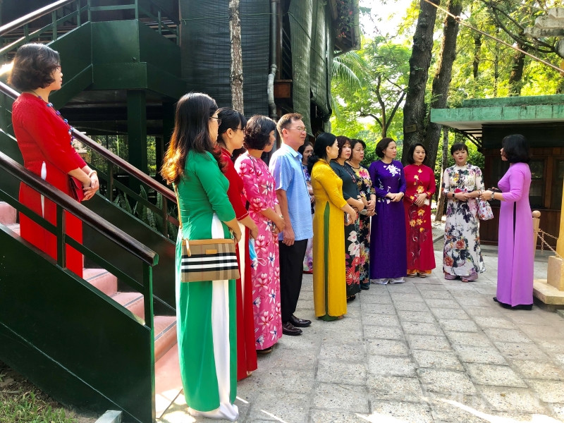 Sau khi dâng hương tại nhà 67, đoàn cán bộ Hội LHPN Hà Nội tới thăm nhà sàn (trong khuôn viên Khu di tích Hồ chí Minh) nơi Bác Hồ làm việc. Tại đây, cán bộ Hội LHPN được nghe những câu chuyện xúc động về Bác, về tình cảm, sự ưu ái và quan tâm Người dành cho chị em phụ nữ.