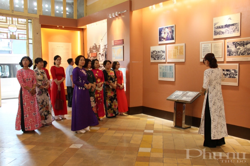 Cán bộ Hội LHPN Hà Nội nghe hướng dẫn viên giới thiệu các kỷ vật gắn liền với Chủ tịch Hồ Chí Minh được trưng bày tại tầng 1.