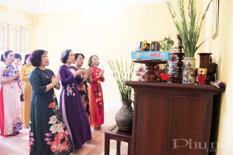 Đoàn cán bộ Hội LHPN Hà Nội thắp hương tưởng nhớ Chủ tịch Hồ Chí Minh tại di tích nhà 48 phố Hàng Ngang.