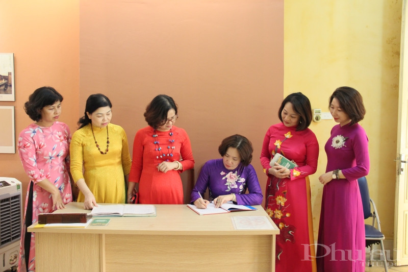 Chủ tịch Hội LHPN Hà Nội Lê Kim Anh xúc động ghi lại cảm tưởng khi tới thăm di tích nhà 48 phố Hàng Ngang.