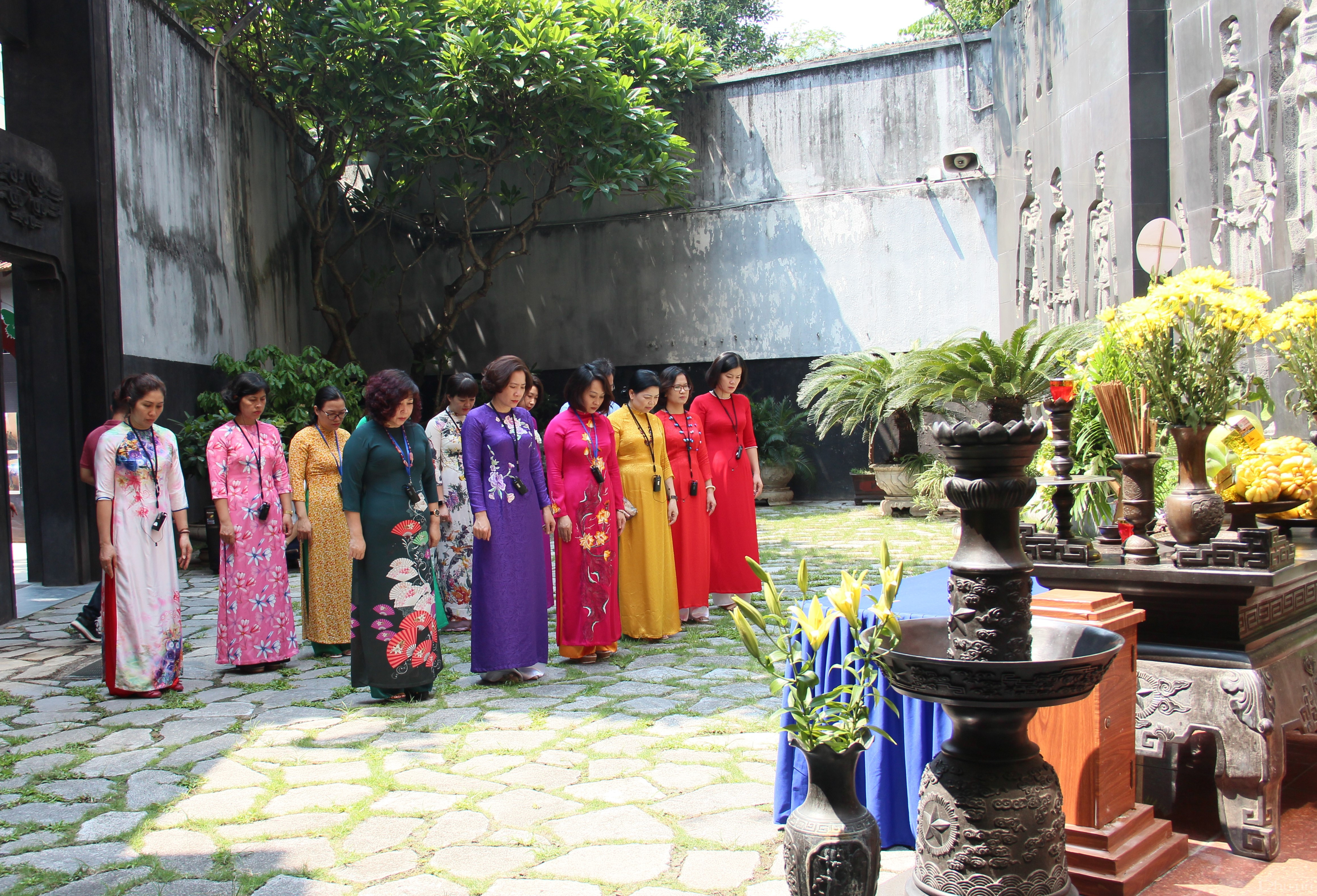 Cán bộ Hội LHPN Hà Nội dành phút tưởng niệm, tri ân các anh hùng, liệt sỹ đã hy sinh xương máu vì hòa bình, độc lập dân tộc.