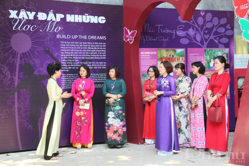 Cán bộ Hội LHPN Hà Nội nghe hướng dẫn viên giới thiệu về tư liệu, hình ảnh về chủ để 