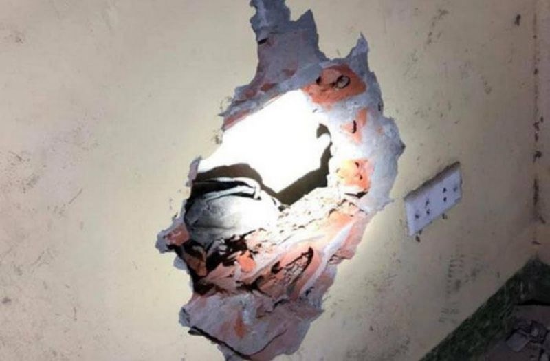 Khe tường hẹp ở ng&otilde; 174 phố Tr&acirc;u Quỳ, thị trấn Tr&acirc;u Quỳ, Gia L&acirc;m - nơi ch&aacute;u b&eacute; sơ sinh bị bỏ lại