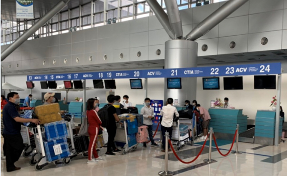 Người xuất nhập cảnh được mua hàng miễn thuế. Người xuất nhập cảnh được mua hàng miễn thuế.