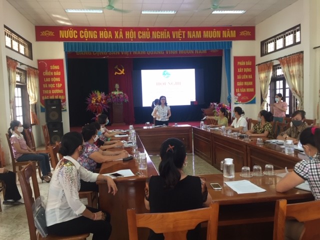 Nguyễn Thị Bảy &ndash; HUV, Chủ tịch Hội LHPN huyện Đan Phượng ph&aacute;t biểu tại hội nghị Kiểm tra thực hiện Điều lệ Hội c&aacute;c cơ sở cụm 3 (x&atilde;: Li&ecirc;n Hồng, Li&ecirc;n H&agrave;, Li&ecirc;n Trung, Hồng H&agrave;)