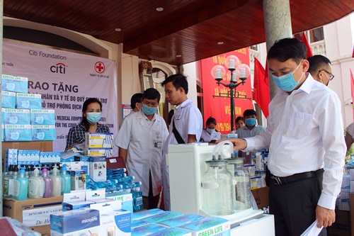 Tổng trị giá thiết bị y tế hỗ trợ cho 04 trạm y tế của huyện là hơn 160 triệu đồng.