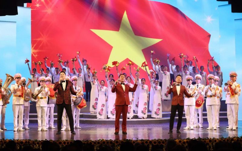 Chương tr&igrave;nh mang đến nhiều tiết mục nghệ thuật với &acirc;m hưởng x&uacute;c động, tự h&agrave;o về Tổ quốc. Ảnh: Minh Kh&aacute;nh.