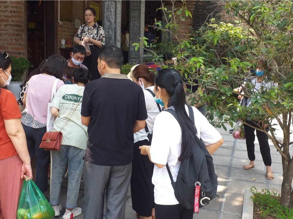 Người đi lễ vẫn khá đông và không đảm bảo giãn cách xã hội