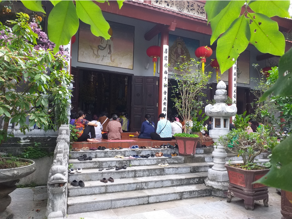 Tại một số buổi lễ, các Phật tử cũng không ngồi theo yêu cầu giãn cách an toàn