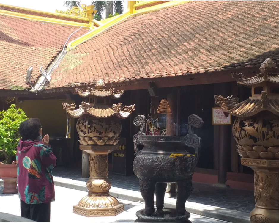 Một người dân hành lễ tại chùa Trấn Quốc