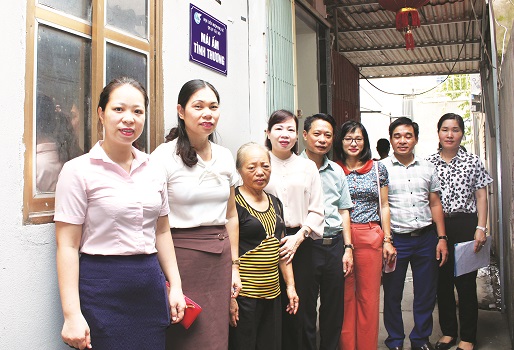 Hội LHPN quận Tây Hồ bàn giao “Mái ấm tình thương” cho gia đình chị Công Thị Gấm, phường Phú Thượng