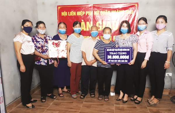 Hội LHPN quận Hoàng Mai bàn giao “Mái ấm tình thương” cho gia đình chị Lê Thị Liên