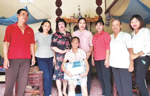 B&aacute;o Phụ nữ Thủ đ&ocirc; trao tặng qu&agrave; v&agrave; số tiền 10 triệu đồng từ Quỹ V&igrave; Phụ nữ v&agrave; trẻ em hoạn nạn cho b&agrave; Ng&ocirc; Thị B&iacute;ch