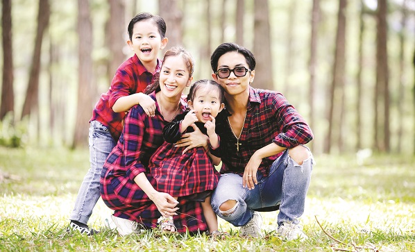 Vợ chồng Kh&aacute;nh Thi đưa hai con dạo chơi đồi th&ocirc;ng, vườn hoa ở Đ&agrave; Lạt. 	Ảnh: Th&ugrave;y Dung