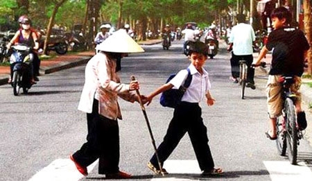 Làm người tử tế, không khó, cũng không dễ (ảnh: baogiaothong.vn)