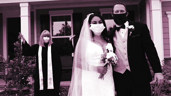 Tại một đám cưới mùa Covid, cô dâu chú rể đeo khẩu trang và thề nguyện