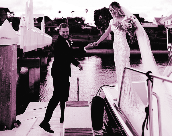 Hailey và Rich đã có một đám cưới lãng mạn, an toàn trên bến thuyền