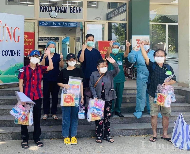 Các bệnh nhân được công bố khỏi bệnh tại BV dã chiến Hoà Vang.