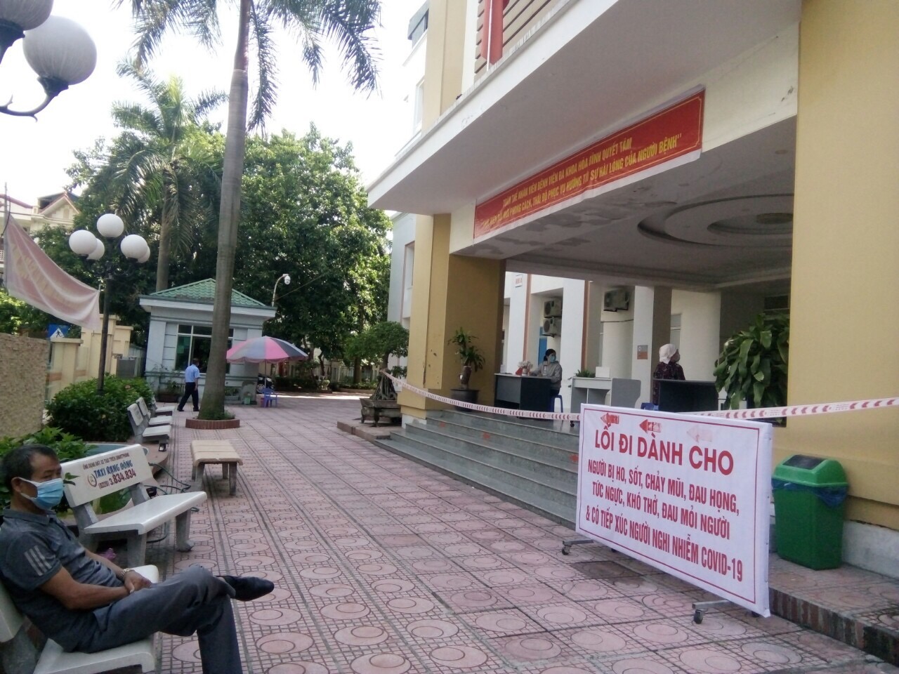 Phân luồng khu vực khám sức khoẻ với người bệnh có dấu hiệu nghi nhiễm Covid-19.