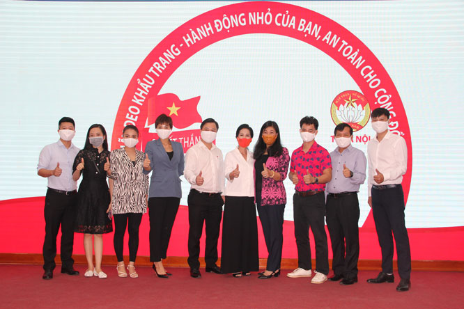 Chủ tịch Mặt trận Tổ quốc Thành phố Hà Nội Nguyễn Lan Hương phát động chiến dịch.