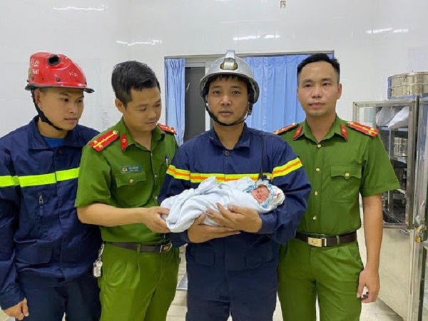 Công an giải cứu cháu bé bỏ rơi tại Gia Lâm