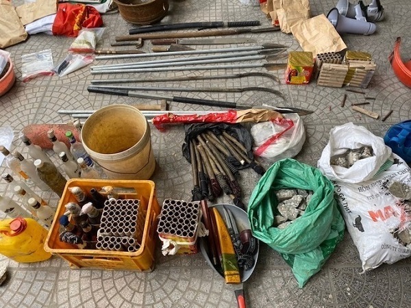 Hung khí thu giữ tại hiện trường gồm pháo hoa, chai bia đựng xăng, lựu đạn, dao, kiếm các loại.