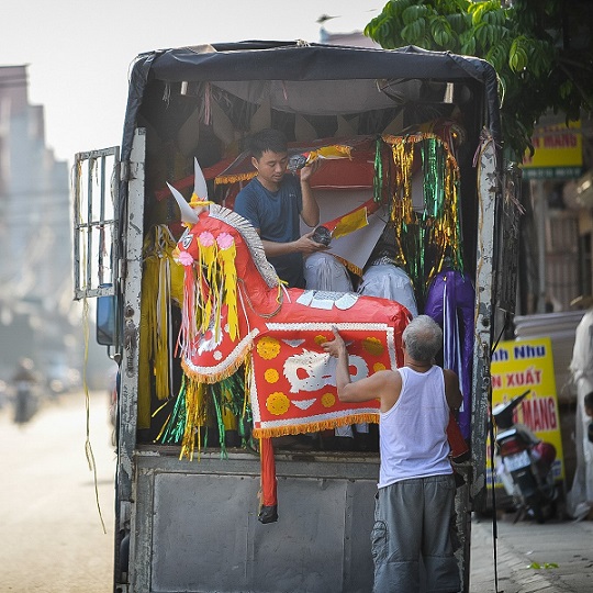 Người dân vẫn tấp nập mua vàng mã làm lễ